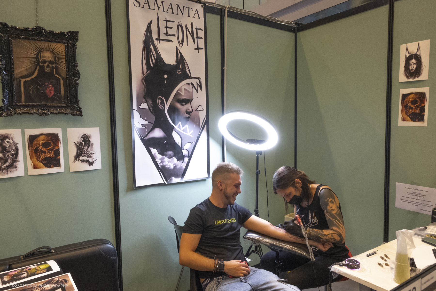 _DSF6585 copia.jpg - 24/09/2022. Torino. Presente in cittÃ  il meglio del mondo del tattoo grazie a 250 tatuatori. Nella foto tatuatore al lavoro nel suo stand